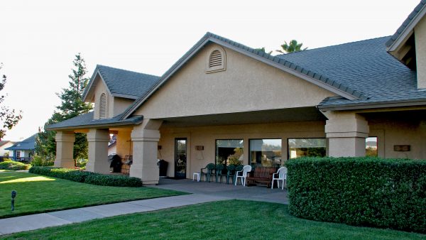 the-vineyard-clubhouse-patio