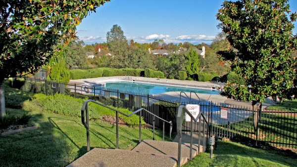 the-vineyard-clubhouse-pool