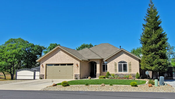 Lake California, Cottonwood CA - Neighborhood home as seen from the street (5)