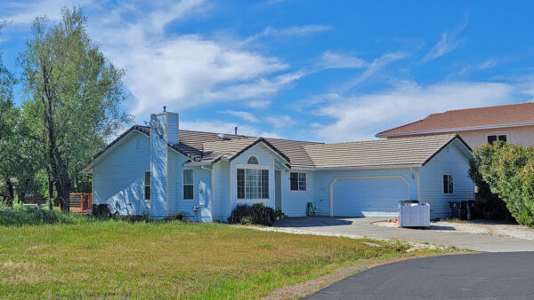 Lake California, Cottonwood CA - Lake front home as seen from the street (5)