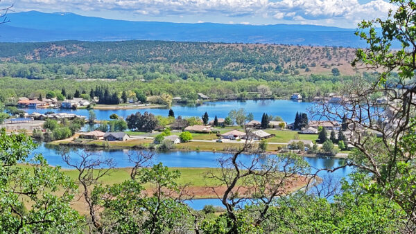 Lake California, Cottonwood CA - Portion of the neighborhood with homes on the lake